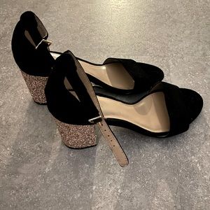 Golden open-toed shoes. New!